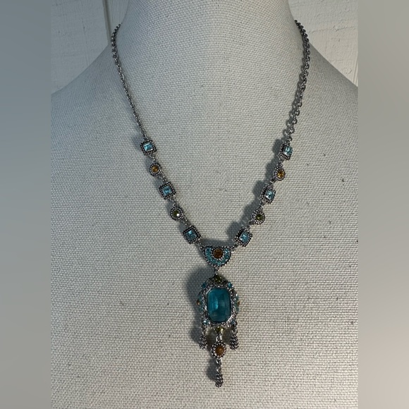 Gorgeous ornate style silvertone necklace with rhinestones - Picture 3 of 8